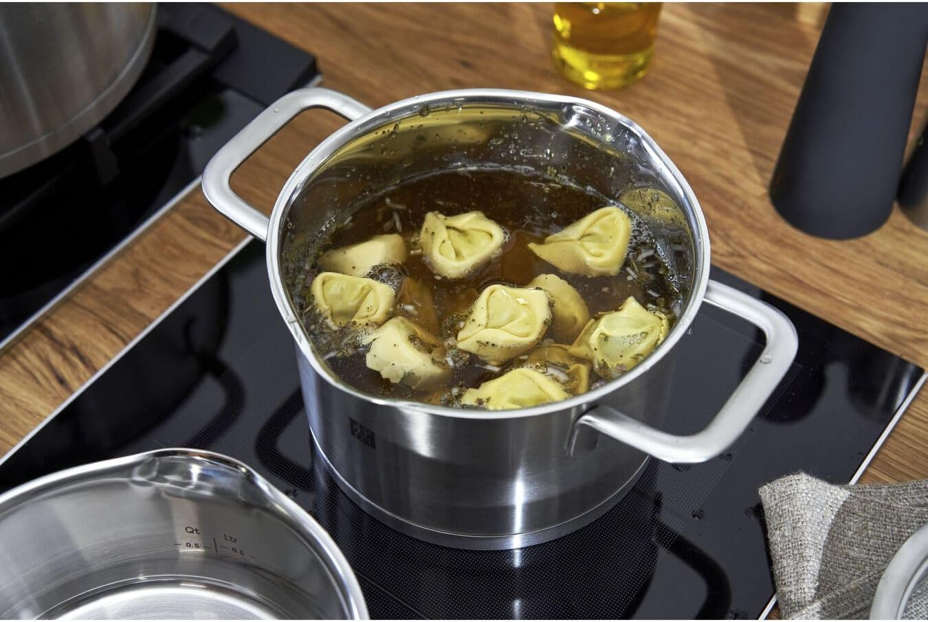 ZWILLING TrueFlow - Batería de cocina (5 piezas, con colador integrado en la tapa de cristal, apta para inducción, sin revestimiento, acero inoxidable)