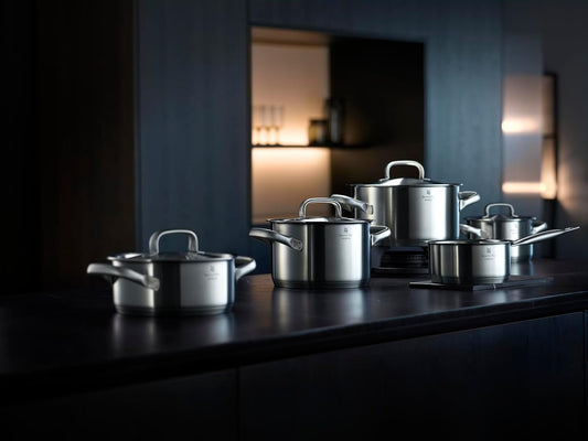 WMF Gourmet Plus - Batería de Cocina 5 Piezas, Acero Inoxidable Apto para Inducción, 1 Cacerola Baja de 20 cm, 3 Cacerolas Altas de 16 cm, 20 cm y 24 cm, 1 Cazo 16 cm con 4 Tapas de Acero Inoxidable